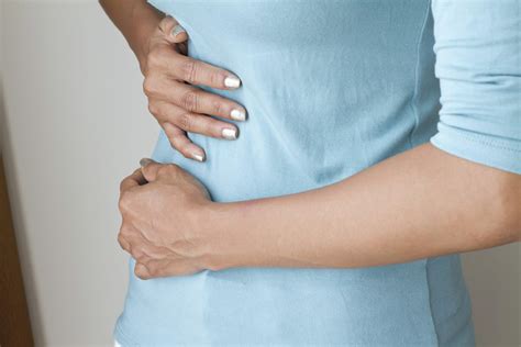 E dini q inflamacionet e zorrs s trash jan shkaku kryesor i dhimbjes n ann e djatht t barkut te personat mbi 40 vje Koliti, sindroma e zorrs s irrituar dhe smundja e Crohn-it (nj smundje inflamatore e zorrve dhe mund t prek t gjith traktin gastrointestinal) jan disa prej patologjive q shoqrohen me dhimbje t lokalizuar n ann e djatht t. . Dhimbje ne anen e djathte te barkut poshte brinjeve